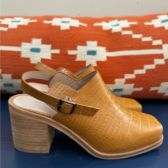 Intentionally Blank Women’s Tan Croc-Embossed Leather Square Toe Heels Size 8 - Picture 2 of 7